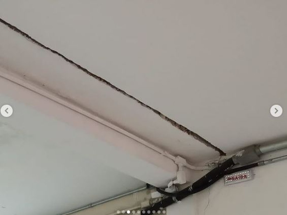 Parte do teto da escola também apresenta rachaduras. — Foto: Reprodução/ Rede social