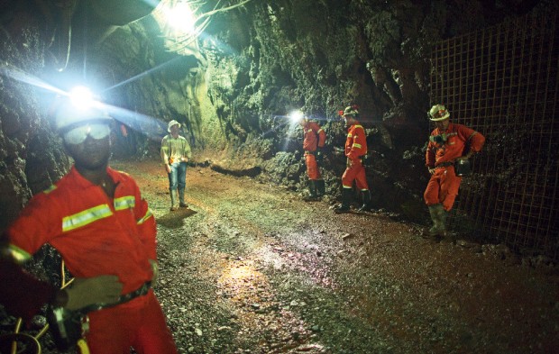 Saem de cena os garimpeiros enlameados para dar lugar a máquinas que vão explorar o ouro em túneis (Foto: Luiz Maximiniano)