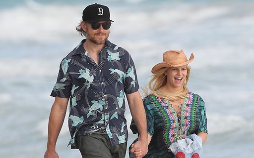 Jessica Simpson caminha na praia, mas ainda esconde barriguinha dos  paparazzi - Quem