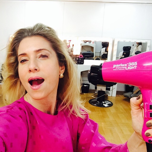 Letícia faz selfie como secador (Foto: Instagram)