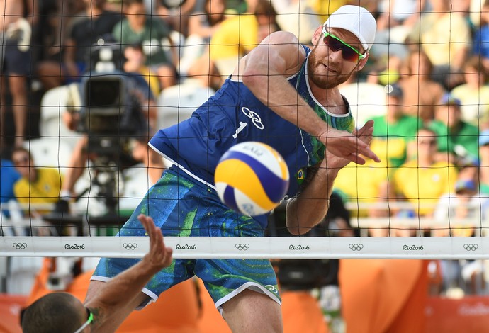 Alison Brasil x EUA vôlei de praia (Foto: Leon NEAL / AFP)