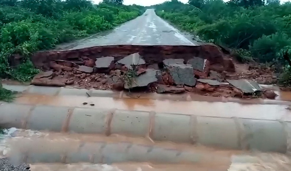 Trecho da PI-143 entre Jacobina e Conceição do Canidé rompe após fortes chuvas no Sul do Piauí — Foto: Rede Clube