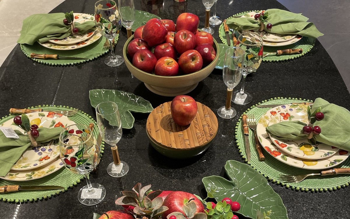 Ideias para montar uma mesa posta de Natal nas cores verde e vermelha |  Dicas | Casa e Jardim