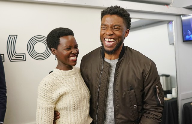 NEW YORK, NY - FEBRUARY 27:  (L to R): Black Panther stars Lupita Nyong'o and Chadwick Boseman backstage at The Apollo Theater on February 27, 2018 in New York City.  (Photo by Shahar Azran/WireImage) (Foto: WireImage)