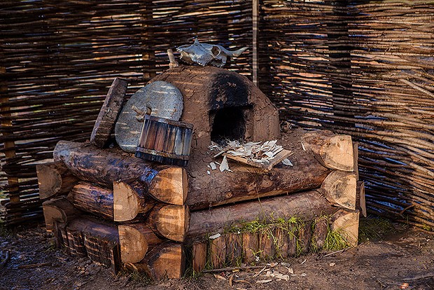 O eremita conta com forno, mas é o responsável por todo o processo para se alimentar, de caçar até colher a lenha (Foto: Divulgação)