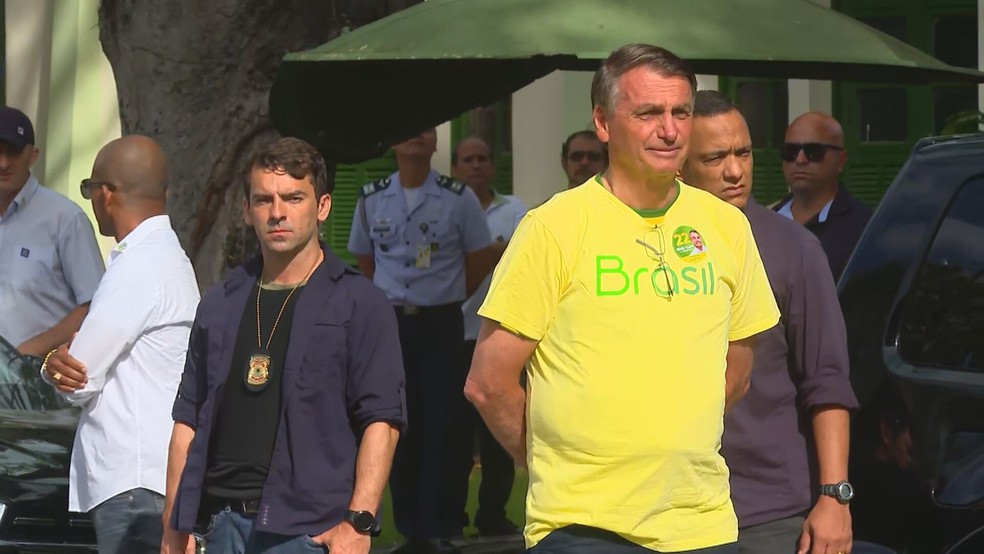Bolsonaro chegou antes das 8h deste domingo (30) para votar na Vila Militar — Foto: Reprodução