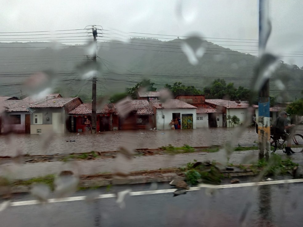 Forte chuva atinge Pacatuba nesta quinta-feira, no Ceará. — Foto: Thiago Gadelha/SVM
