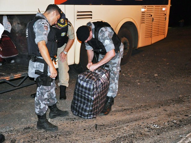 Policiais militares fiscalizam carga de ônibus na BR-386 em Iraí, RS (Foto: Eder Calegari/RBS TV)