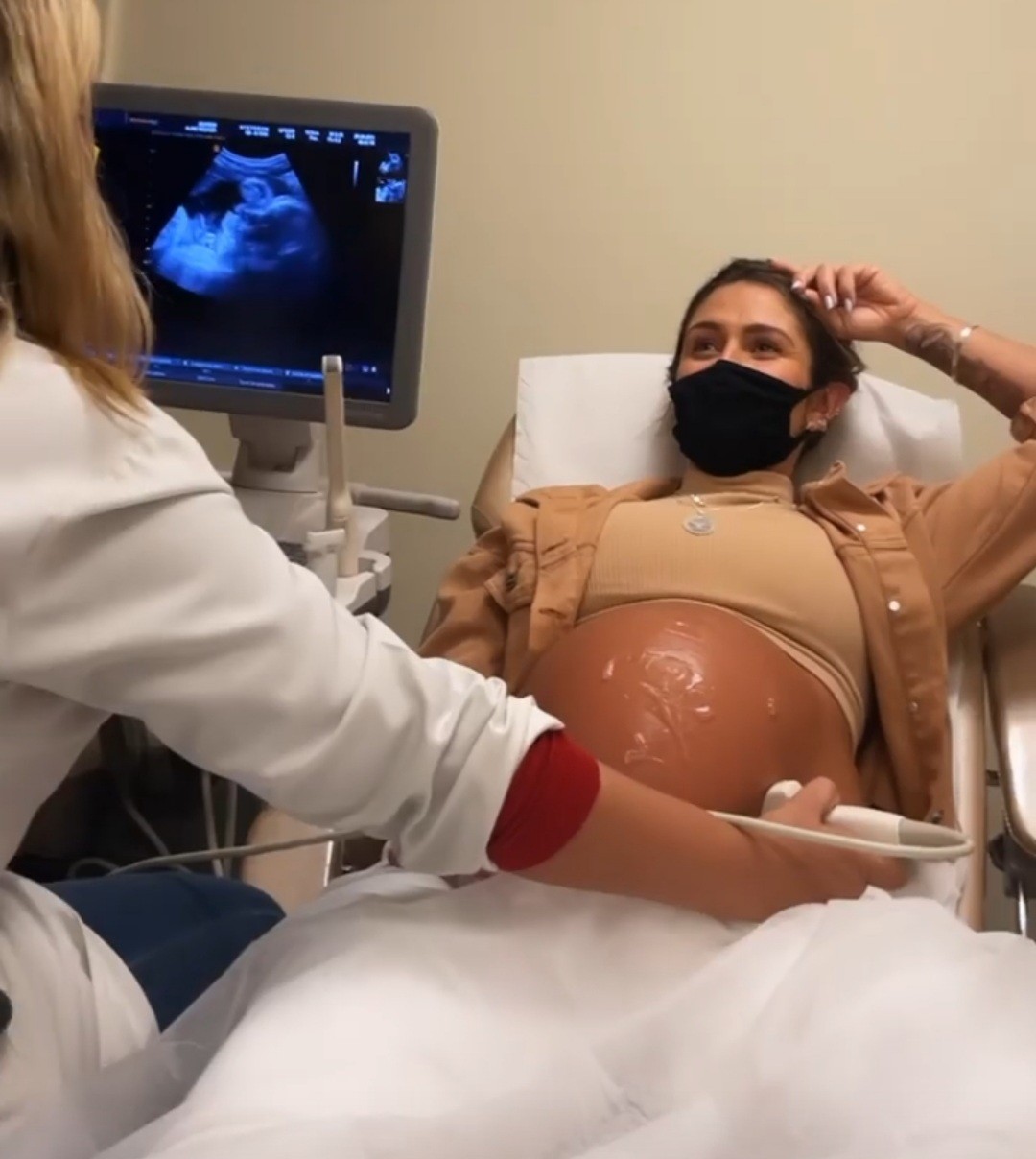 Aline Becker faz o último ultrassom de rotina antes de dar à luz  (Foto: Reprodução / Instagram )
