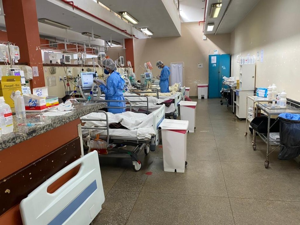Profissionais de saúde atendem pacientes no Hospital Regional da Asa Norte (HRAN) — Foto: SindEnfermeiros-DF
