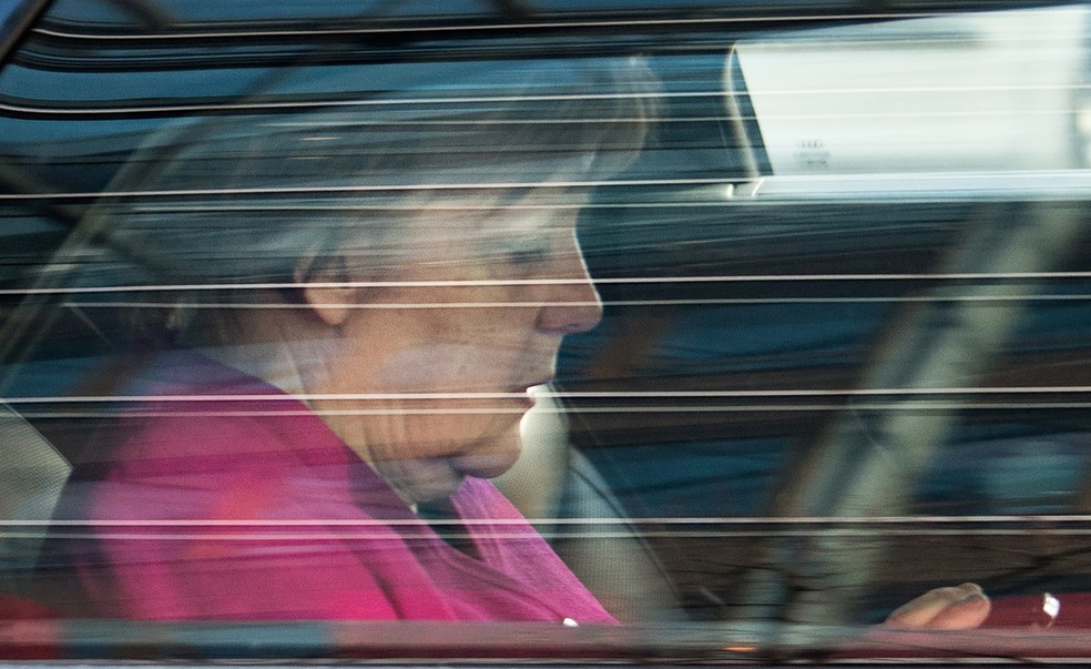 A chanceler alemã Angela Merkel deixa a sede de seu partido em Berlim no dia 7 de fevereiro de 2018, após conservadores e social-democratas assinarem um acordo de coalizão (Foto: Bernd von Jutrczenka/DPA/AFP)