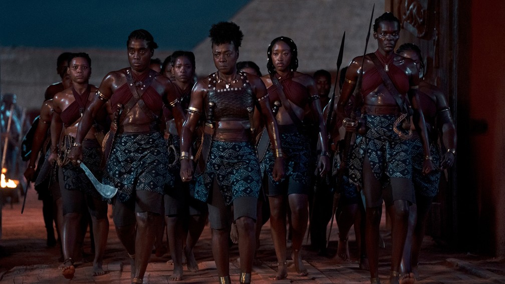 Nanisca (Viola Davis, ao centro) lidera as Agojie numa cena de "A Mulher Rei" &mdash; Foto: Divulga&ccedil;&atilde;o