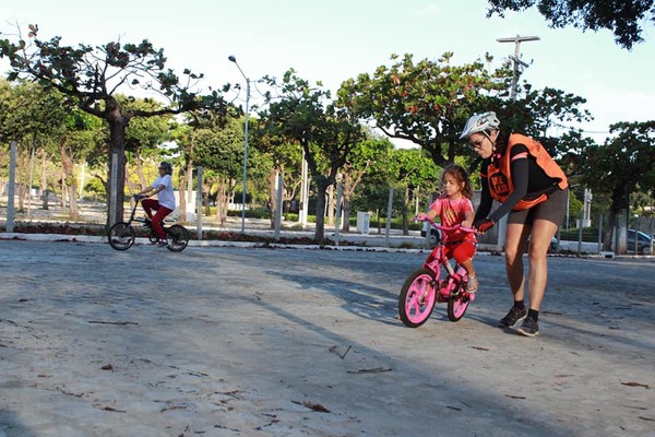 Voluntários ensinam pessoas de todas as idades a andar de bicicleta em Natal  | Rio Grande do Norte | G1