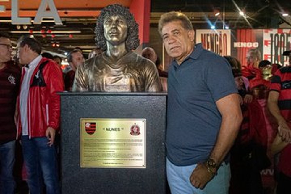 Nunes ao lado do seu busto na Gávea, inaugurado nesta sexta — Foto: Fred Huber