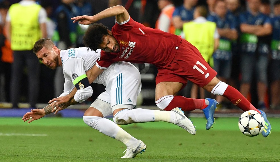 Na última decisão, Sergio Ramos lesionou o ombro de Salah, que precisou ser substituído logo no começo do jogo — Foto: AFP