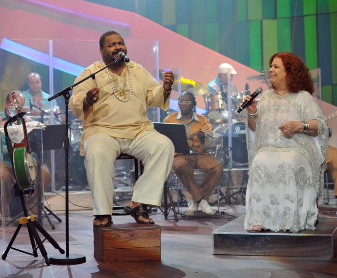 Mais uma vez cantando e encantando o público, só que com Arlindo Cruz (Foto: Alex Carvalho/TV Globo)