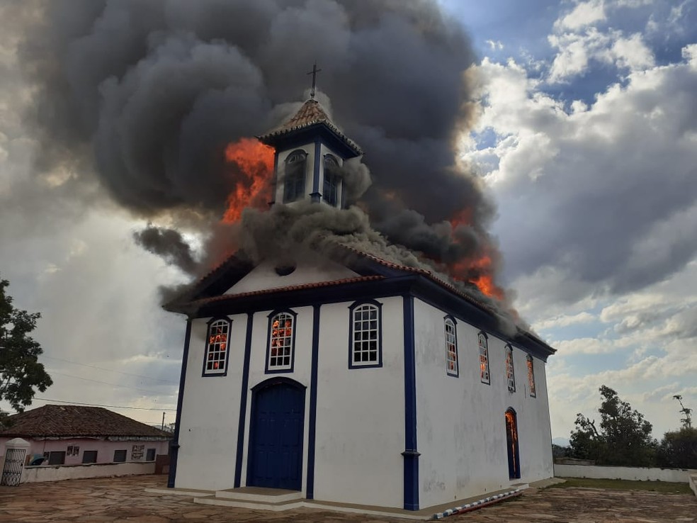 IncÃªndio atinge capela histÃ³rica em Diamantina â€” Foto: ReproduÃ§Ã£o/Redes sociais