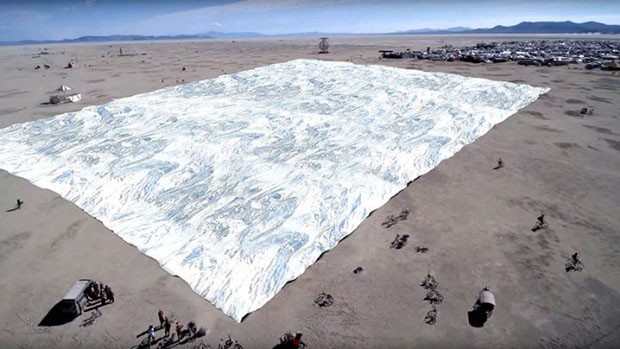Arquiteto cria cobertor prateado gigante para o Burning man de 2018 (Foto: reprodução)