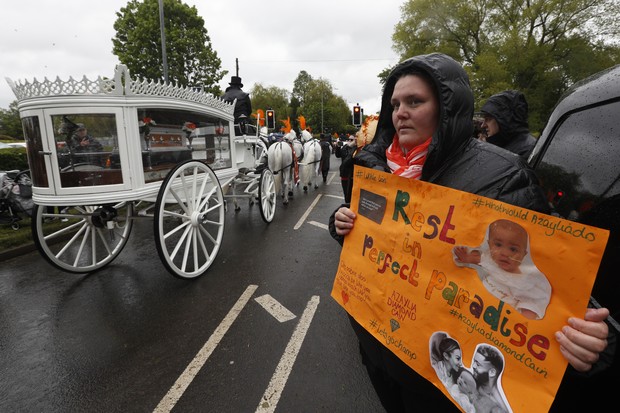 Funeral de Azaylia, de 8 meses, filha de Ashley Cain e Safiyya Vorajee no funeral da filha  (Foto: Getty Images)