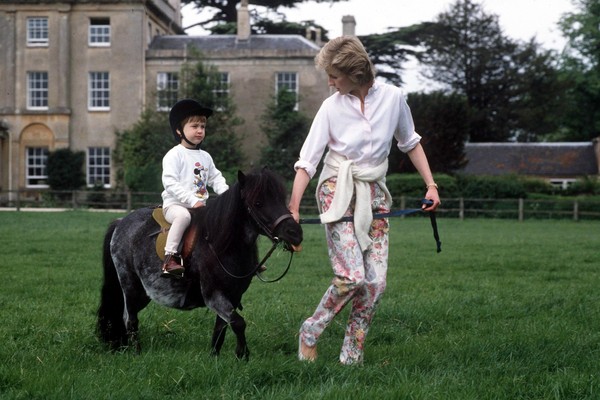 O Príncipe William aos 4 anos, em foto de 1986, na companhia da mãe, Princesa Diana (1961-1997) (Foto: getty Images)