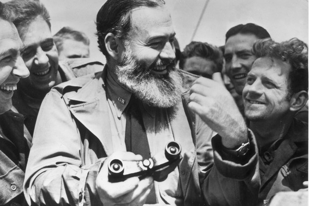 Hemingway com soldados americanos em 1944, como correspondente de guerra (Foto: Getty Images)