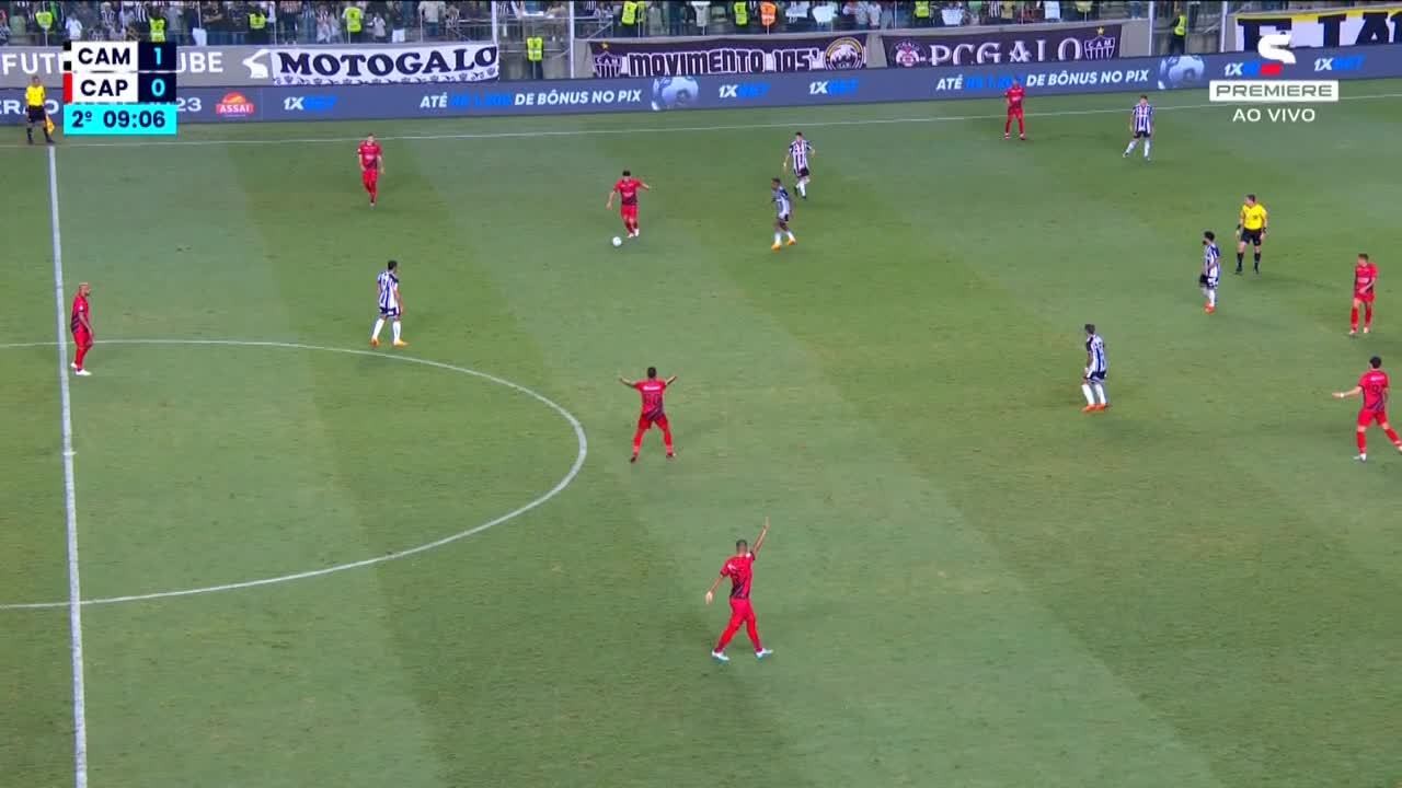 Madson se choca com o goleiro Everson no jogo Atlético-MG x Athletico, pelo Brasileirão