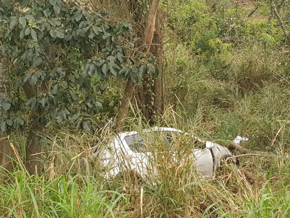 Carro caiu de barranco, às margens da BR-277 — Foto: Francielle Lopes/RPC