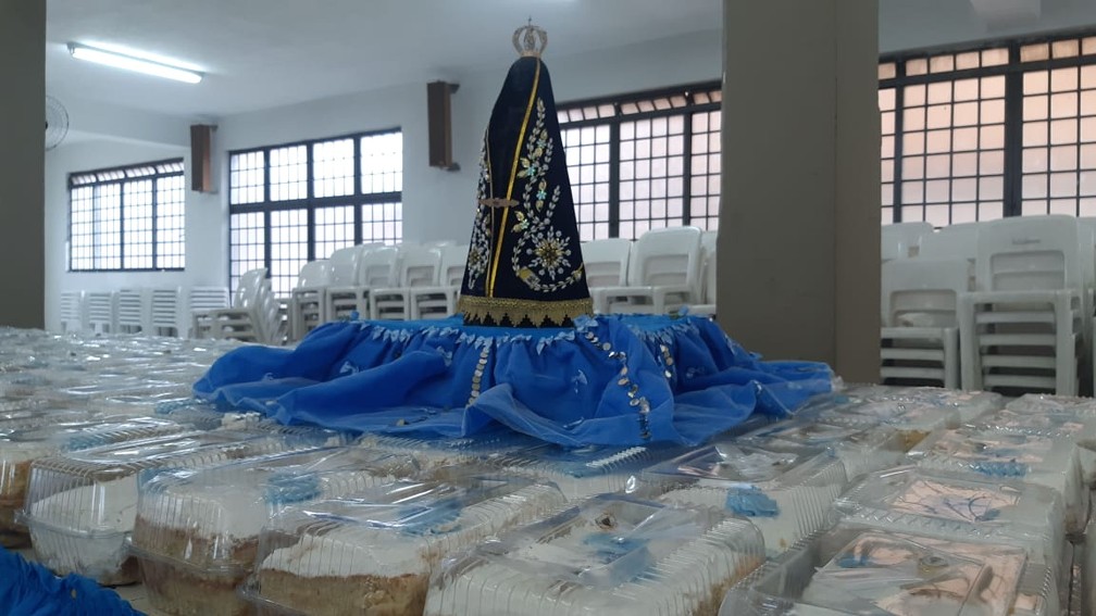 Tradicional bolo de Nossa Senhora Aparecida é distribuído em Piracicaba — Foto: Edijan Del Santo/EPTV