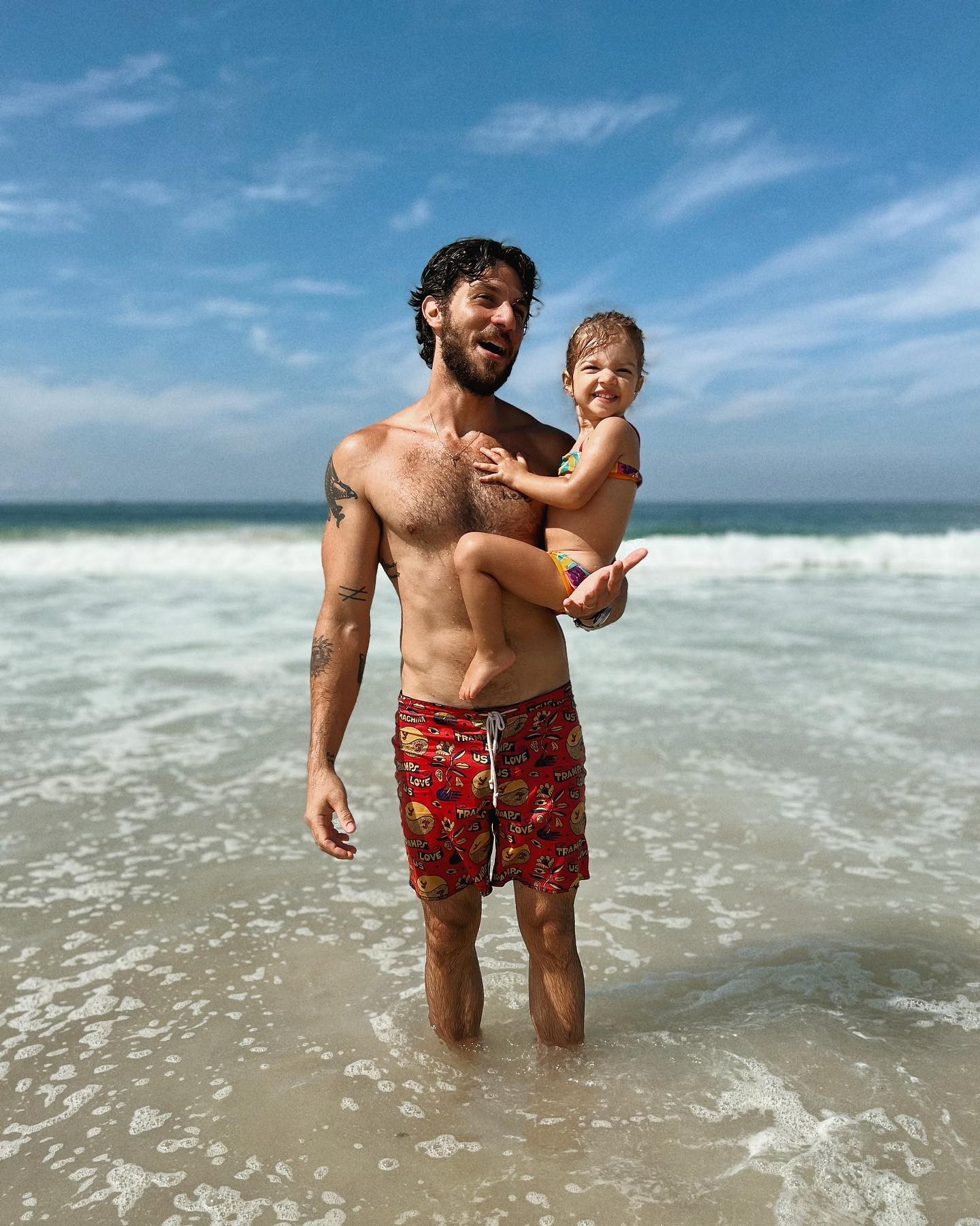 Chay posa com a filha Maria no mar (Foto: Instagram/Reprodução)