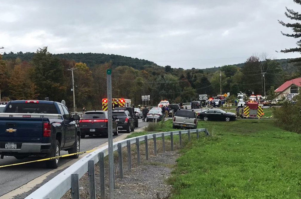 ServiÃ§os de emergÃªncia vÃ£o a local de acidente de trÃ¢nsito neste sÃ¡bado (7) em Schoharie, nos Estados Unidos â?? Foto: WTEN via AP