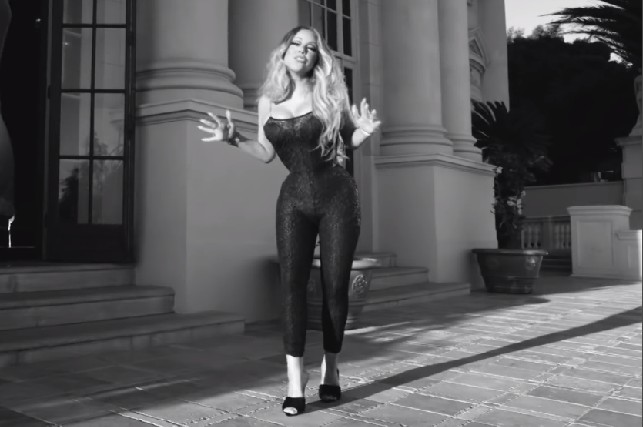 A cantora Mariah Carey com sua cintura finíssima em cena de seu mais novo clipe (Foto: Reprodução)