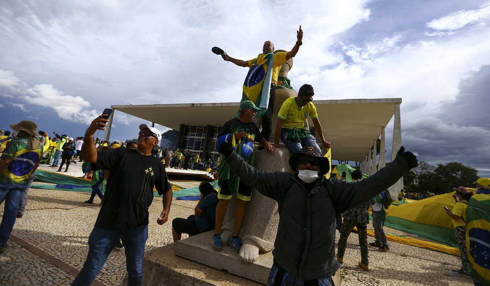 Cenas da barbárie em Brasília: um exército formado para destruir a democracia, no anseio de uma intervenção militar — Foto: Marcelo Camargo/Agência Brasil