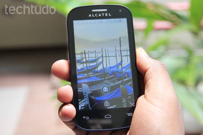 O Alcatel One Touch Pop C3 concorre com o Moto E (Foto: Tainah Tavares/TechTudo)