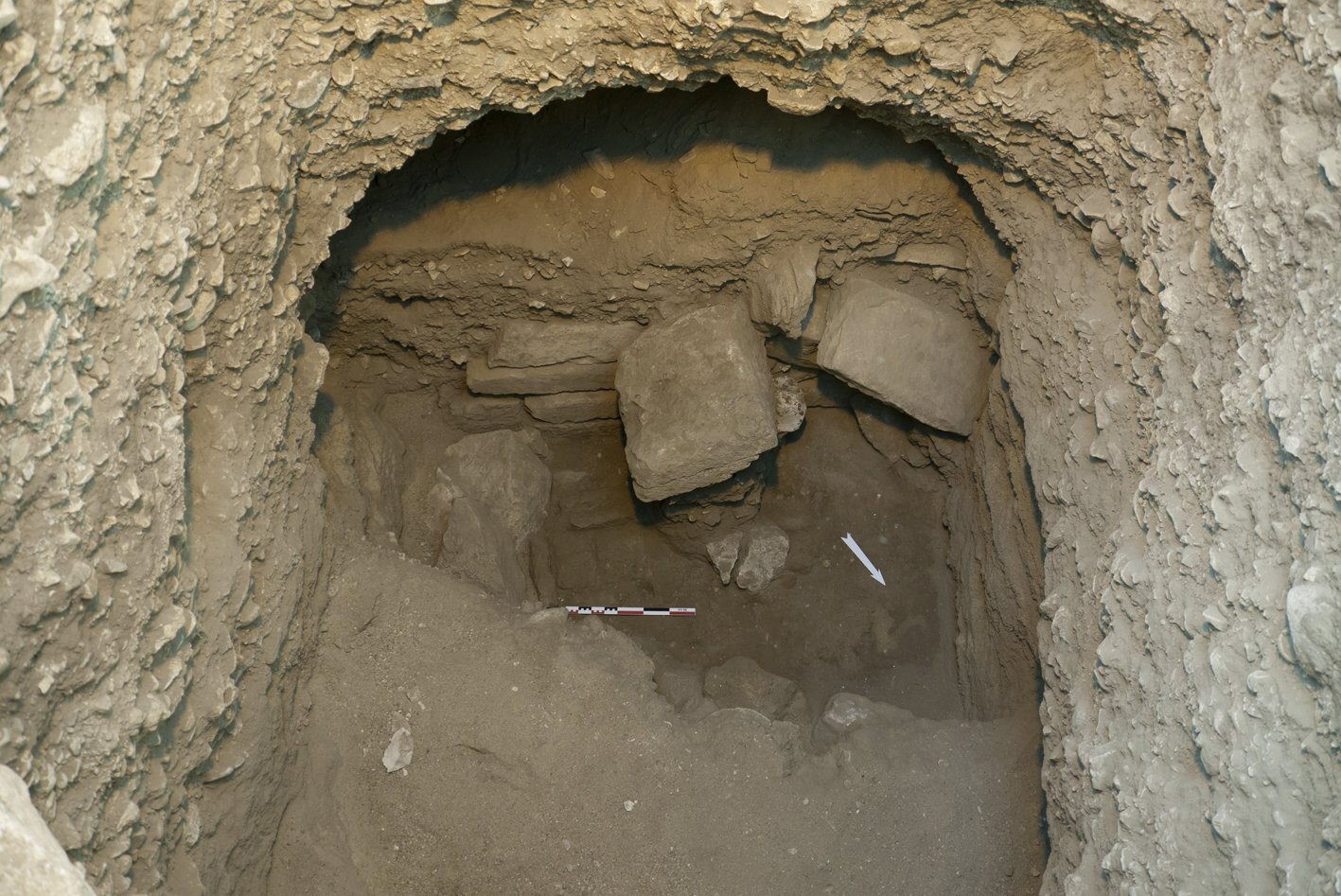 Tumba tem 5 metros de profundidade e preserva fragmentos de estatuetas (Foto: EFE)