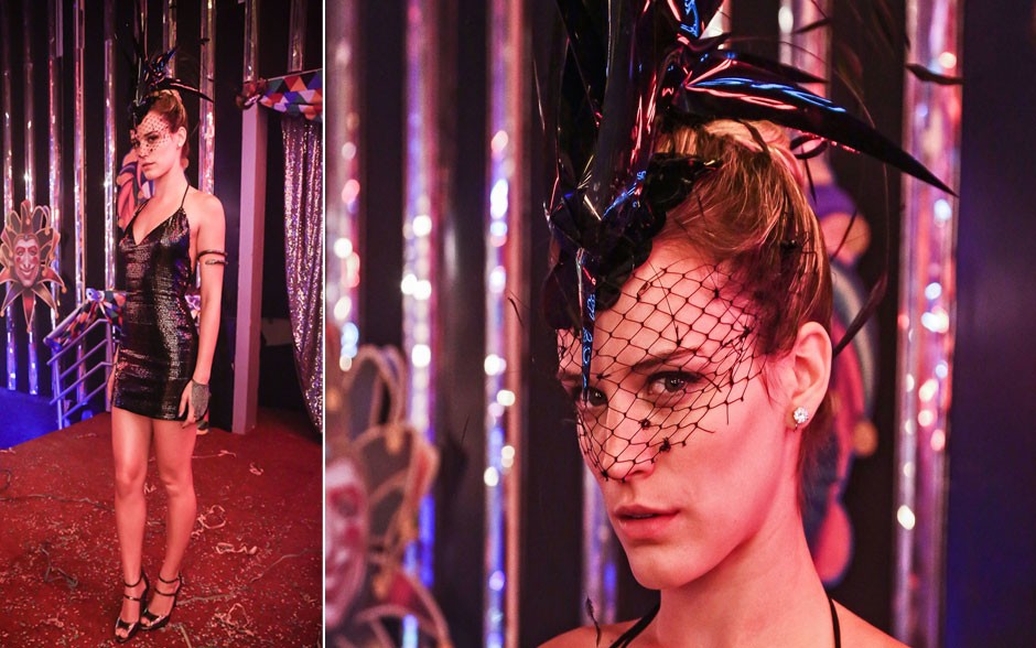 Até no Carnaval, Vitória gosta de fazer uma pirraça. A patricinha vai vestida de Corvo para o baile da Boogie Oogie  (Foto: Raphael Dias/Gshow)