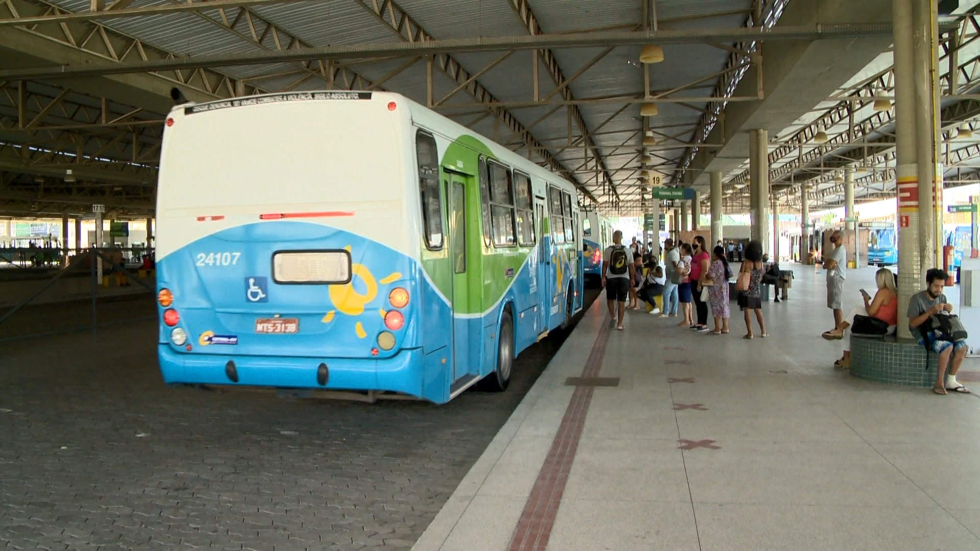 Homem é preso por importunação sexual dentro de ônibus do Transcol em Cariacica, ES