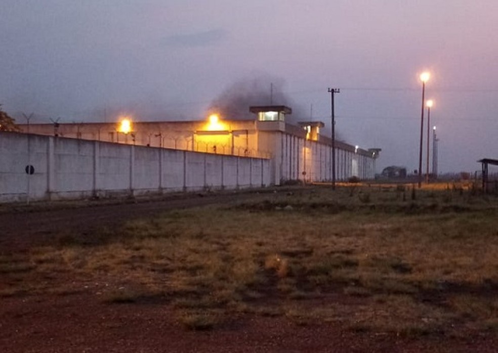 Princípio de incêndio atingiu seis alas na penitenciária. Detentos precisaram de atendimento médico por inalarem fumaça — Foto: Divulgação