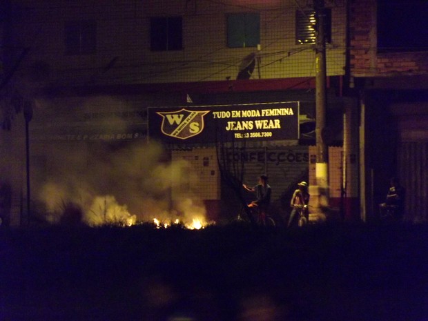 Manifestantes fazem barricadas em ruas de São Vicente, \SP (Foto: Ivair Vieira Jr/G1)