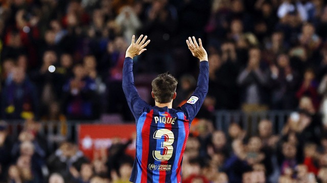 Piqué deixa o campo ovacionado no Camp Nou - Barcelona x Almería