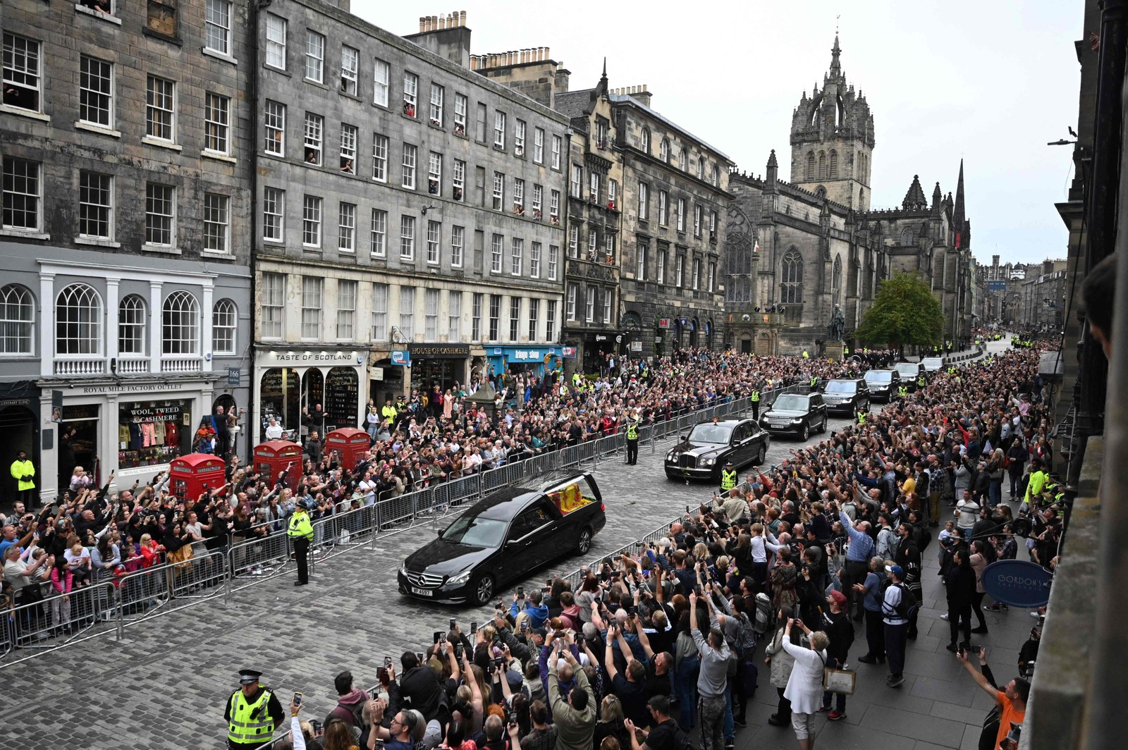 Caixão da rainha Elizabeth II é recebido por multidão em Edimburgo — Foto: Oli SCARFF / AFP