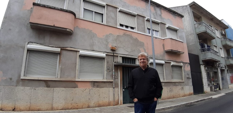 José Jesus, irmão mais novo do Mister, em frente à casa onde nasceram na cidade da Amadora — Foto: Gustavo Rotstein