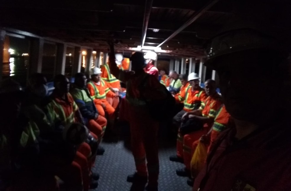 Barca lotada de trabalhadores portu&aacute;rios em dire&ccedil;&atilde;o a terminal no Porto de Santos &mdash; Foto: G1 