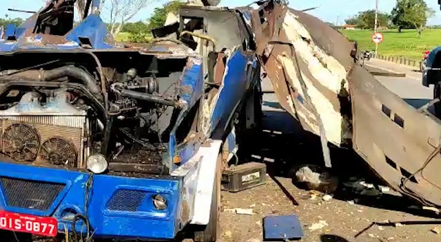 Criminosos armados atacam e explodem carro-forte no Maranhão; VÍDEO