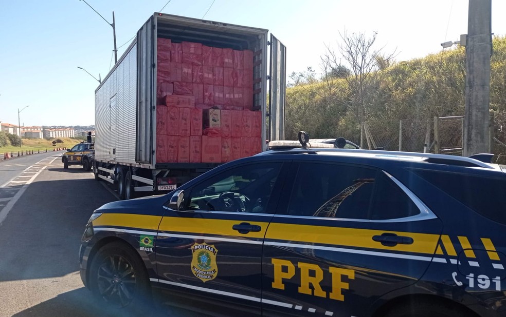 PRF apreende 450 mil maços de cigarros contrabandeados em rodovia de Herculândia — Foto: PRF/Divulgação