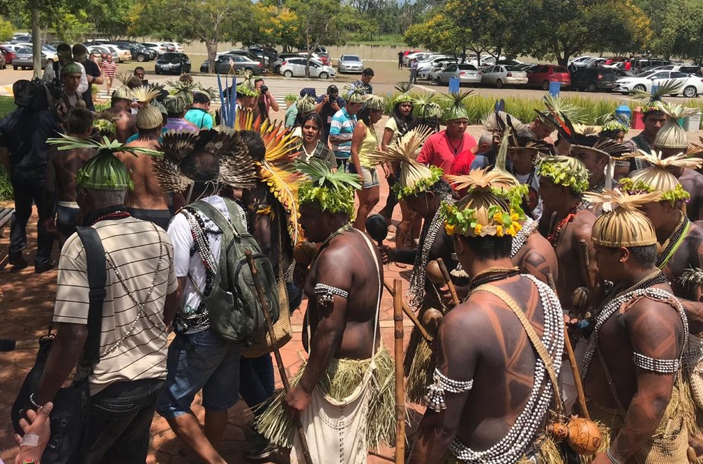 Grupo de Ã­ndios se concentra na sede do governo de transiÃ§Ã£o para pedir audiÃªncia com governo Bolsonaro â€” Foto: Guilherme Mazui, G1