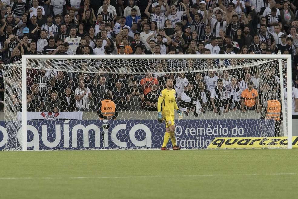 Walter se machucou durante a partida contra o Atlético-PR (Foto: Daniel Augusto Jr./Agência Corinthians)