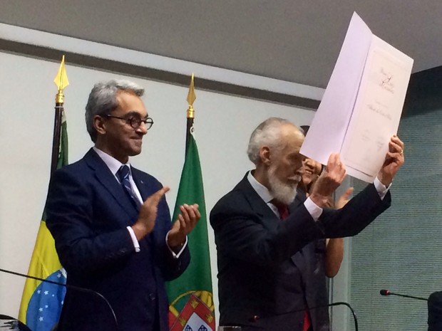 Alberto da Costa e Silva recebeu o Prêmio Camões 2014 na Biblioteca Nacional (Foto: Kathia Mello/G1)