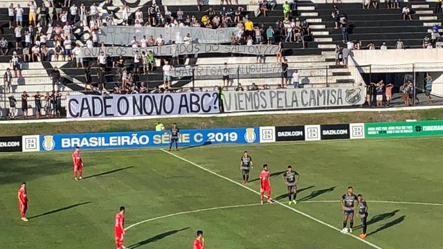 Faixas na arquibancada cobravam direÃ§Ã£o
