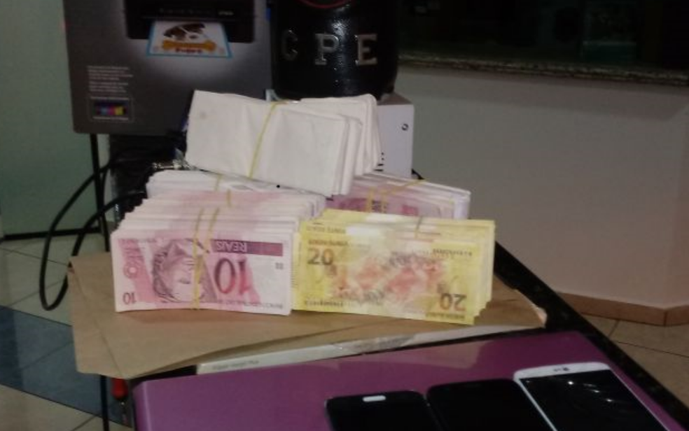 Notas falsas apreendidas com suspeitos de vender material na Grande Goiânia, nesta sexta-feira (30) (Foto: Polícia Militar/Divulgação)