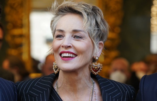 American actress Sharon Stone visits Dolce & Gabbana's boutique during the fifth day of the Milan Fashion Week Women's Fall Winter Collection 2022. Milan (Italy), February 26th, 2022 (Photo by Marco Piraccini/Archivio Marco Piraccini/Mondadori Portfolio v (Foto: Mondadori Portfolio via Getty Im)